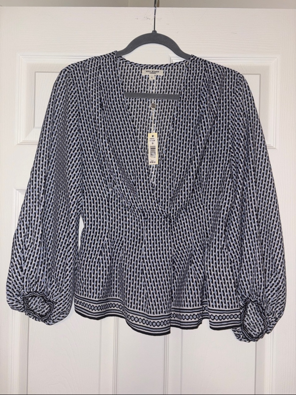 NWT Max Studios Lightweight Plunge V-Neck Peasant blouse Blue/Black
